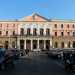...accediamo sulla maestosa corso Vittorio Emanuele. Ad angolo con via Roberto da Bari non si pu ignorare la facciata tripartita del maestoso Teatro Piccinni, uno dei rari spazi pubblici previsti dalloriginario piano Gimma, inaugurato nel 1854 e in ristrutturazione da anni